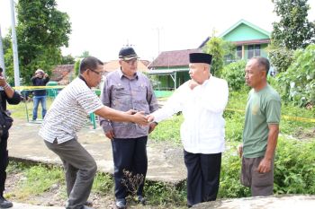 Jembatan penghubung di Lubuk Raja Sumsel  nyaris putus