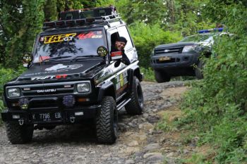 Ganjar turun langsung tanggapi laporan warga terkait  jalan rusak