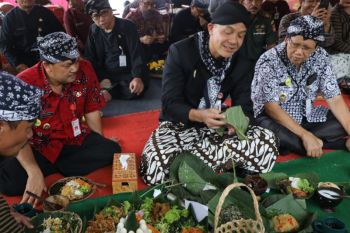 Ganjar Pranowo nikmati Nasi Iriban saat kunjungi Desa Wisata Lerep