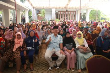 Ibu-ibu majelis taklim dukung Rycko Menoza