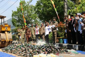 Satpol PP DIY musnahkan ribuan botol miras