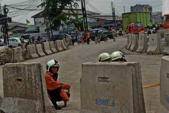 Ada gas bocor di Jalan Raya Bekasi sehingga jalan ditutup