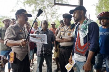 10 terduga pelaku perusak Kantor Bupati Waropen dikenakan wajib lapor