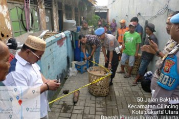 Mortir di pinggir Kali Cakung Drain