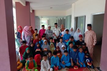 Yayasan Viona Bersaudara serahkan bantuan ke anak yatim piatu