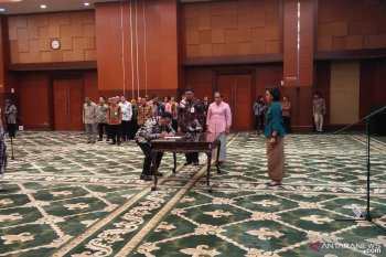 Sri Mulyani minta pejabat Kemenkeu tidak panik dengan COVID-19