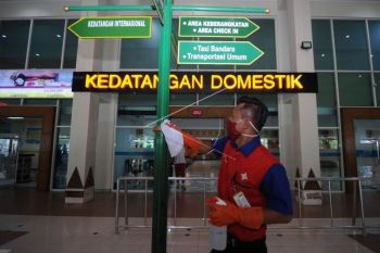 Pembersihan fasilitas bandara dengan desinfektan