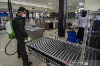 Penyemprotan disinfektan di Bandara Mutiara Sis Aljufri