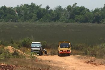 Pedagang jual air kubangan bekas tambang bouksit