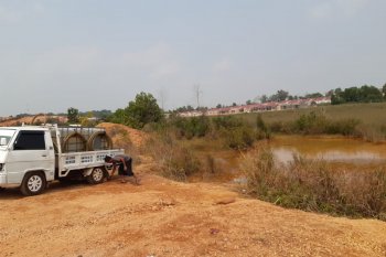 Air kubangan bekas tambang bouksit dijual ke masyarakat
