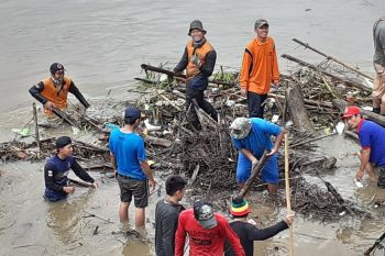 BPBD OKU bersihkan  sampah di sungai antisipasi banjir