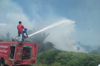 Warga keluhkan asap kebakaran lahan gambut