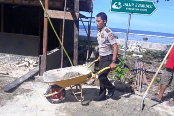 Bhabinkamtibmas Polsek Warsa Biak bantu warga bangun BUMkam