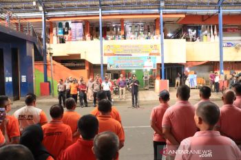 Pemkot Payakumbuh bersama TNI-Polri semprotkan disinfektan untuk antisipasi penyebaran Covid-19