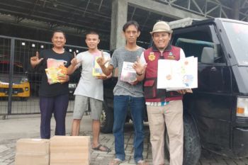 Komunitas literasi Perahu Pustaka terima donasi buku dari anggota DPR RI