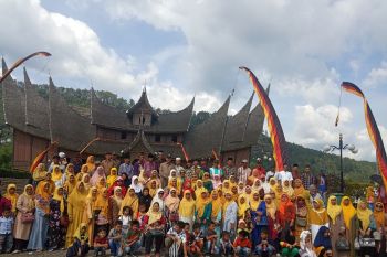Suku Pili Selingka Danau Maninjau "studi tour" ke Istano Basa Pagaruyung