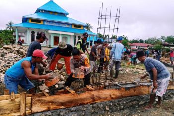 Bhabinkamtibmas bantu warga cor pagar Masjid Al Muhajirin Sarmi