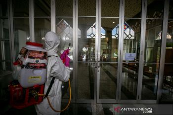 Polda Kepri semprot disinfektan ke sarana publik