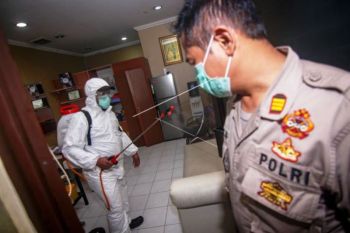 Penyemprotan Disinfektan Kantor Polisi