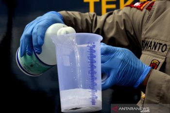 Pembuatan produk pembersih tangan
