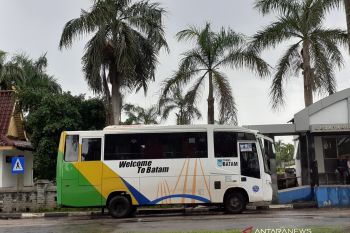 Khawatir terpapar corona, Bus Trans Batam disemprot cairan disinfektan