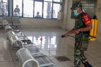 Terminal Giwangan disemprot desinfektan cegah penyebaran COVID-19