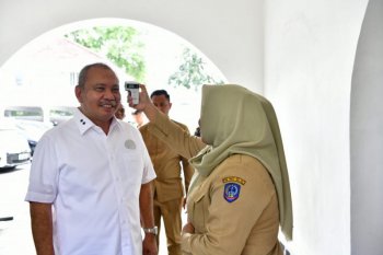 Petugas periksa suhu tubuh para tamu Gubernur Sulsel untuk cegah corona