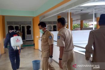 Kantor Gubernur NTB disemprot cairan disinfektan mengantipasi Corona