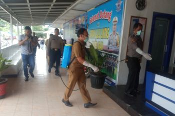 Pusat pelayanan Mapolres Agam disemprot antisipasi penyebaran virus corona (Video)