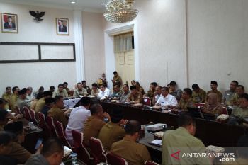 Flash - Gubernur Sumbar dan 19 bupati/wali kota rapat tentukan langkah sikapi corona