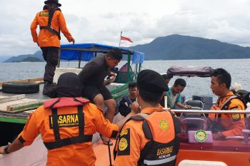 Basarnas evakuasi kapal yang kecelakaan di perairan Pulau Hari