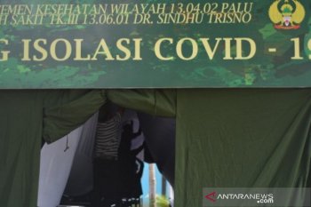 Pendirian tenda ruang isolasi COVID-19
