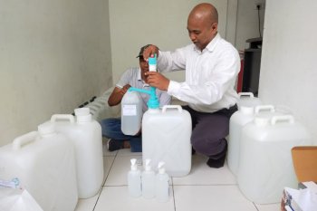 Dinkes Surabaya produksi cairan pembersih tangan