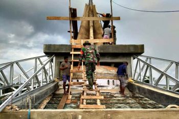 TNI bantu warga perbaiki kubah masjid  Baburohman di Asiki