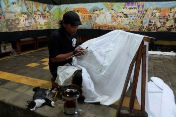 Batik tulis berkonsep wayang beber