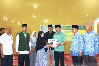 Baznas Padang Panjang salurkan zakat tahap pertama