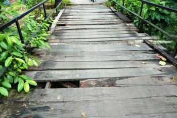 Terjatuh dari jembatan setinggi delapan meter, balita ini alami patah tulang