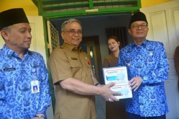 Tinjau UNBK, Gubernur Jambi bawa oleh-oleh masker