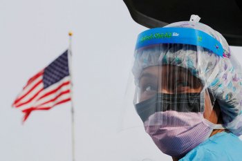 Dokter di AS membuat masker sendiri karena barang langka