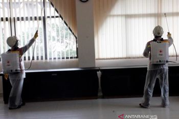Cegah corona, PMI Kota Magelang semprot disinfektan di fasilitas umum
