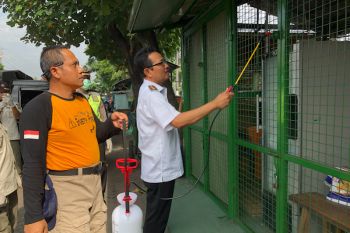 Tempat parkir di Yogyakarta disemprot disinfektan untuk cegah wabah corona