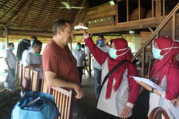 TRC Pesisir Selatan cek kesehatan wisatawan asing di Mandeh
