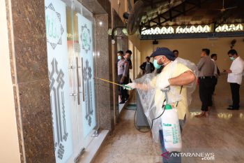 Pemkab Bantaeng mulai menyemprot disinfektan di 580 masjid dan musholla