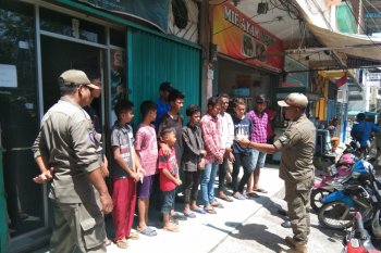 Satpol PP Batam razia anak di tempat-tempat umum