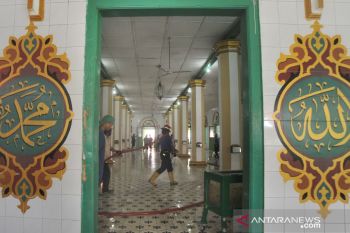 Pemkot Padang semprot 30 lokasi dengan cairan disinfektan cegah corona