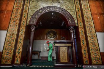 Setelah digunakan, alat pelindung diri dari mantel selalu disemprot disinfektan