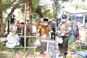 Lawan Corona, Pemkab Bengkalis semprot disinfektan di sejumlah fasilitas umum