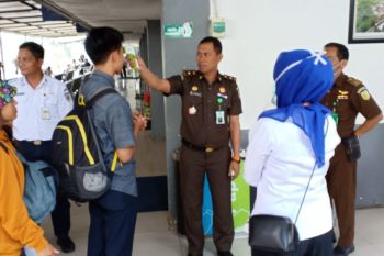 Stasiun Baturaja disemprot cairan disinfektan antisipasi corona