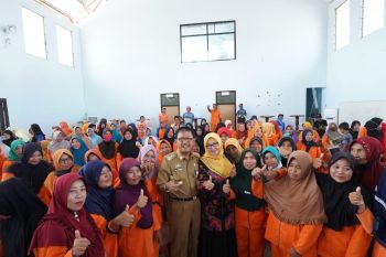 Bupati Pesisir Barat ingatkan tangani sampah pekerjaan rumah bersama