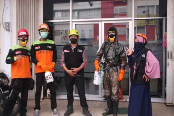 ACT Sulsel semprotkan disinfektan secara bertahap berbagai masjid di Makassar